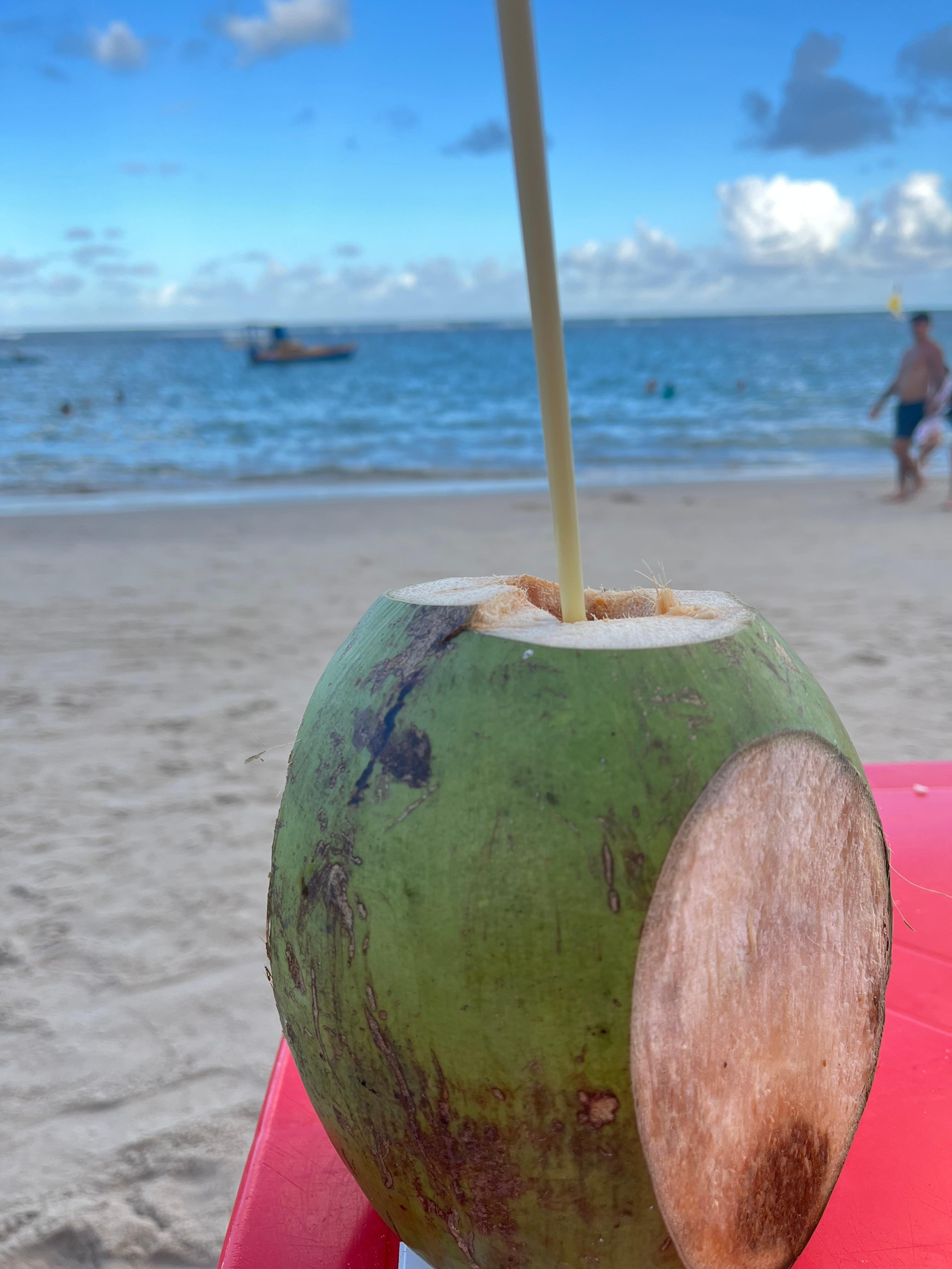 Um ambiente bem agradável é pertinho da praia.