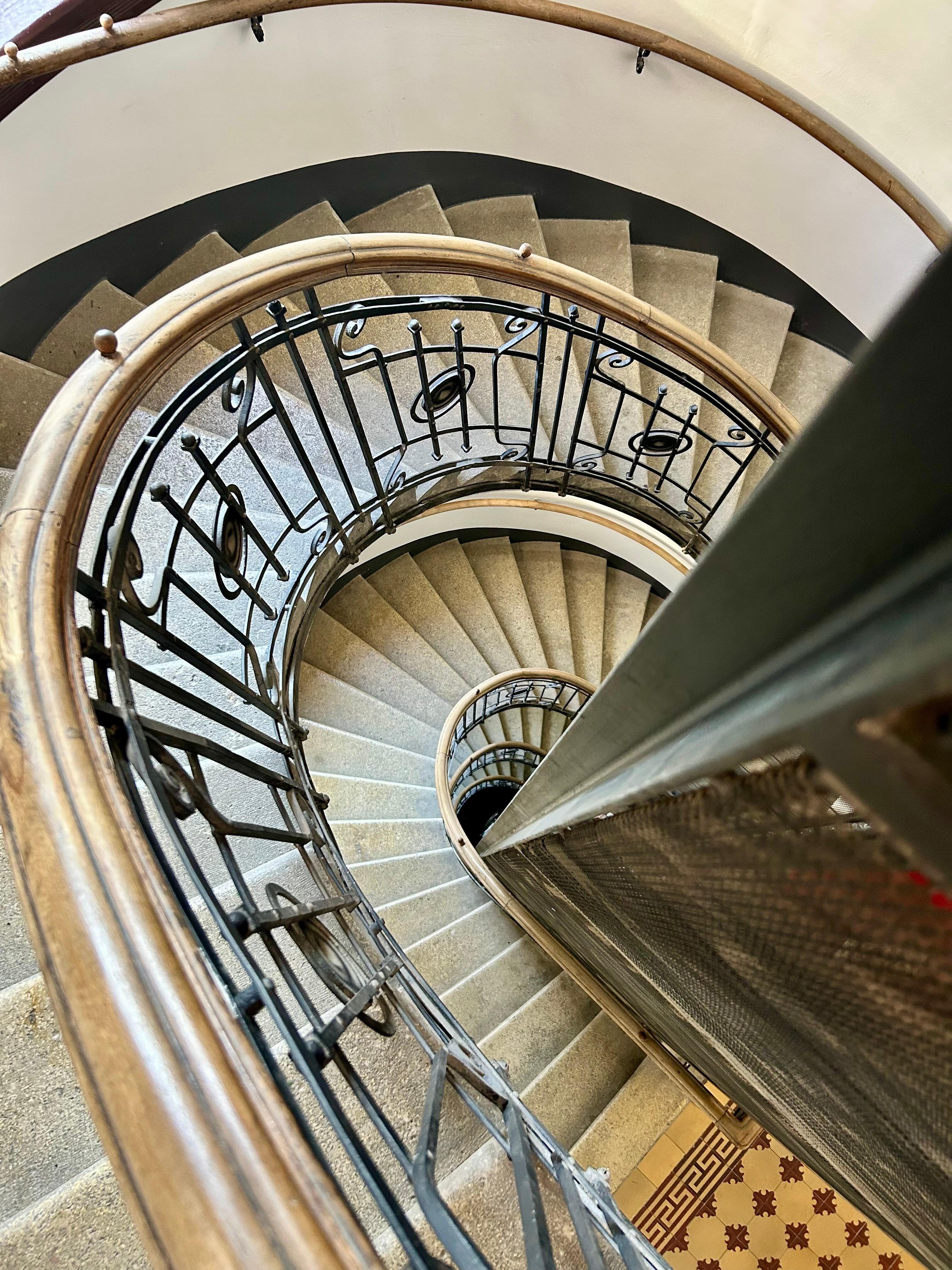 Wunderschönes, gepflegtes Treppenhaus mit historischem Aufzug