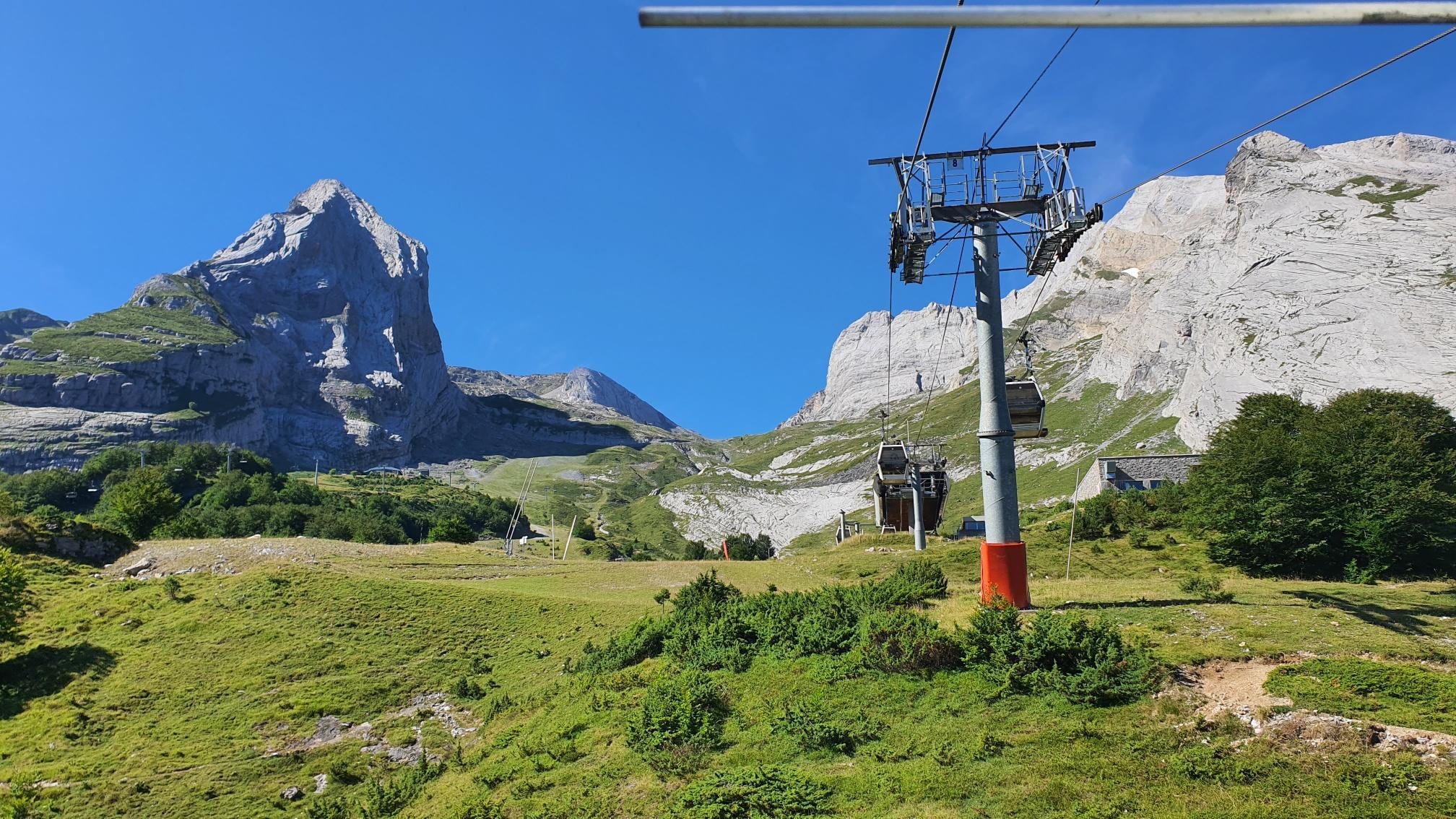 Montée an télécabine depuis le bas de la station