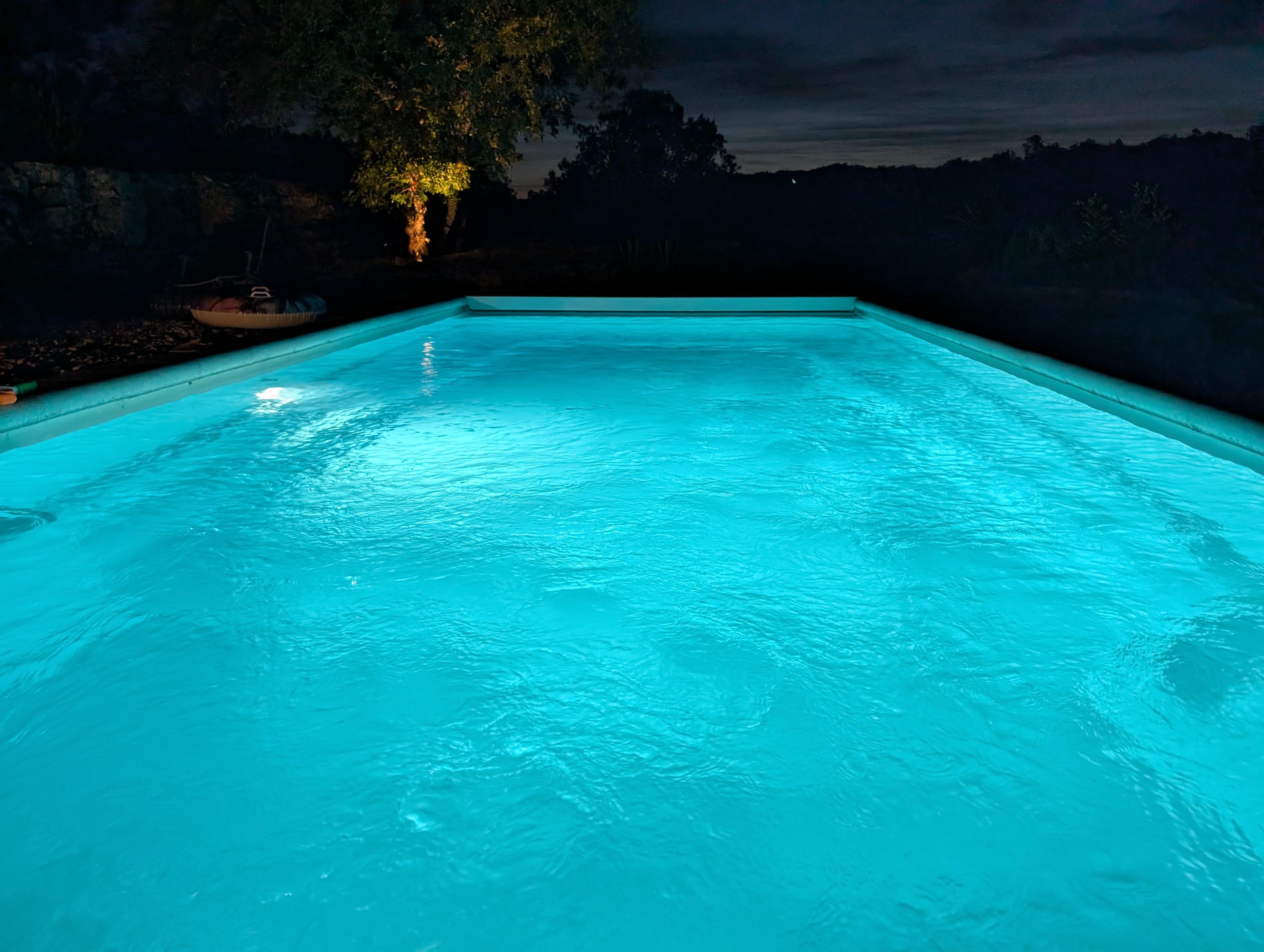 Pool bei Nacht