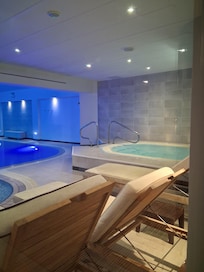 Swimming pool and whirlpool