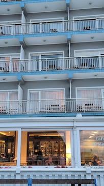 Habitaciones y entrada por el paseo