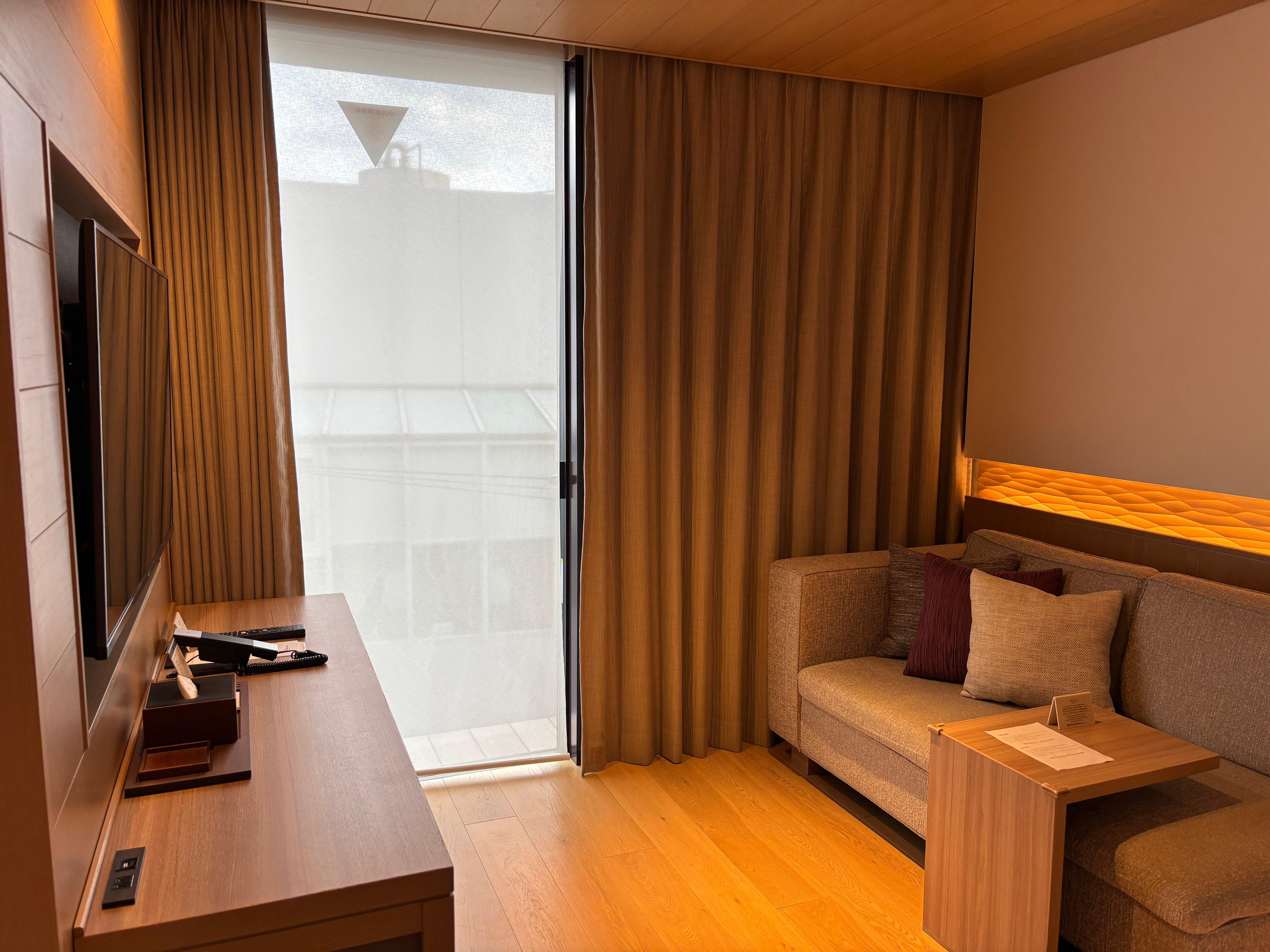 最上階なのに、目の前はスポーツジムで眺めは良くありませんでしたが便利な場所なので。