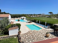 Blick von Dachterasse auf die Pools