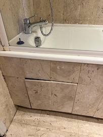 Sprucket kakel i badrummet, vi fick även kolla på ett annat motsvarande rum som hade samma problem men valde att stanna i befintligt rum