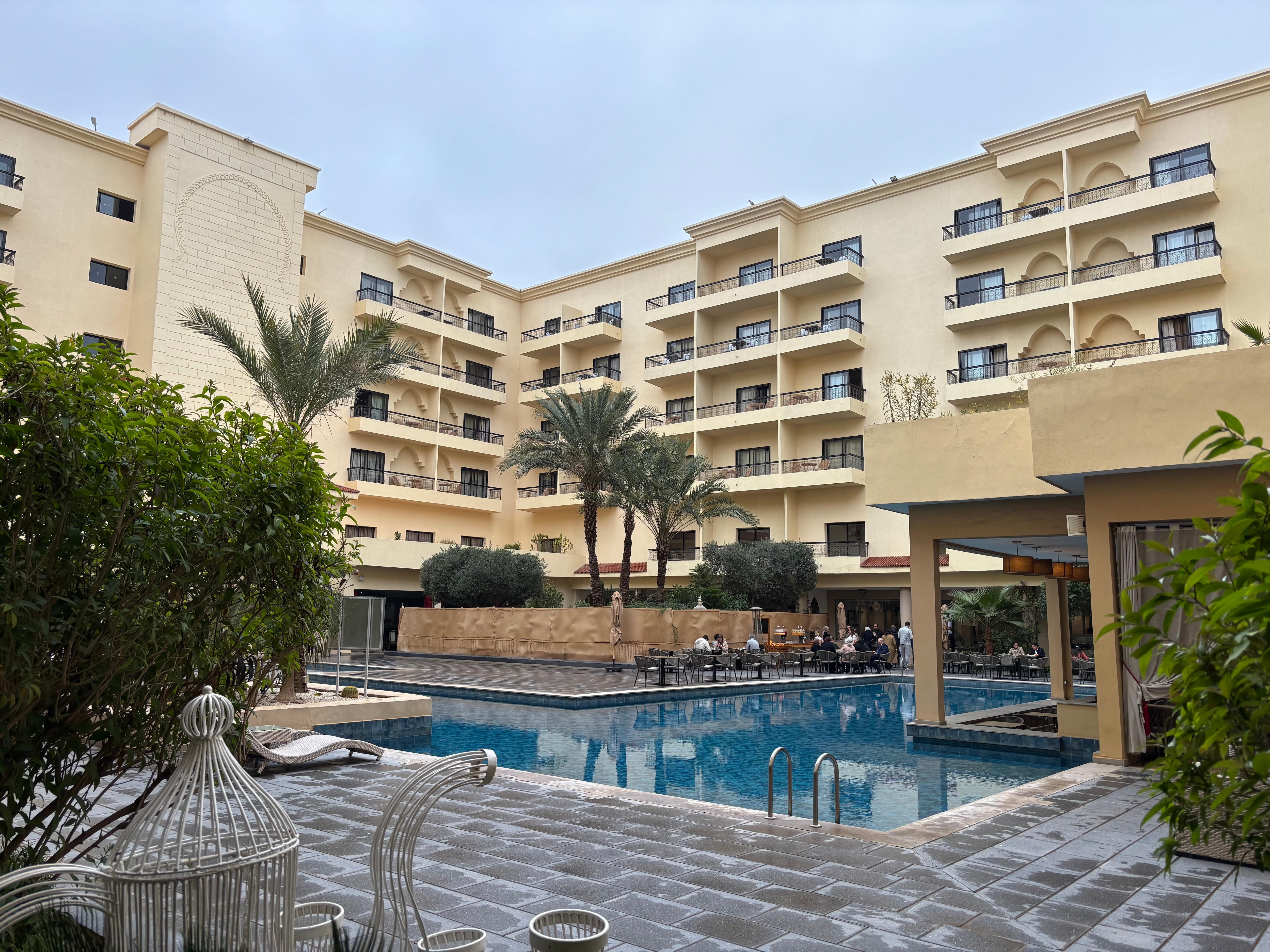 Palissade en carton détrempée prés de la piscine