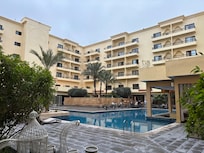 Palissade en carton détrempée prés de la piscine