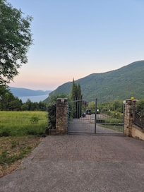 Grundstücks Einfahrt mit Fernbedienung