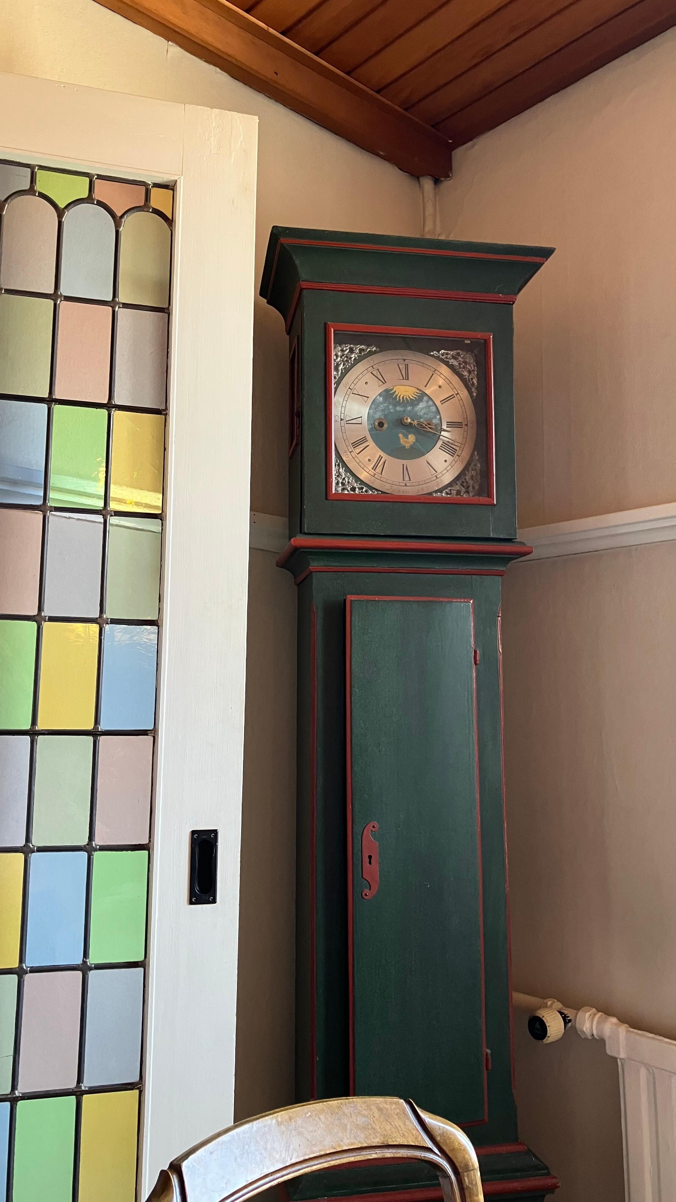 Schöne Uhr und Tür im Frühstücksraum