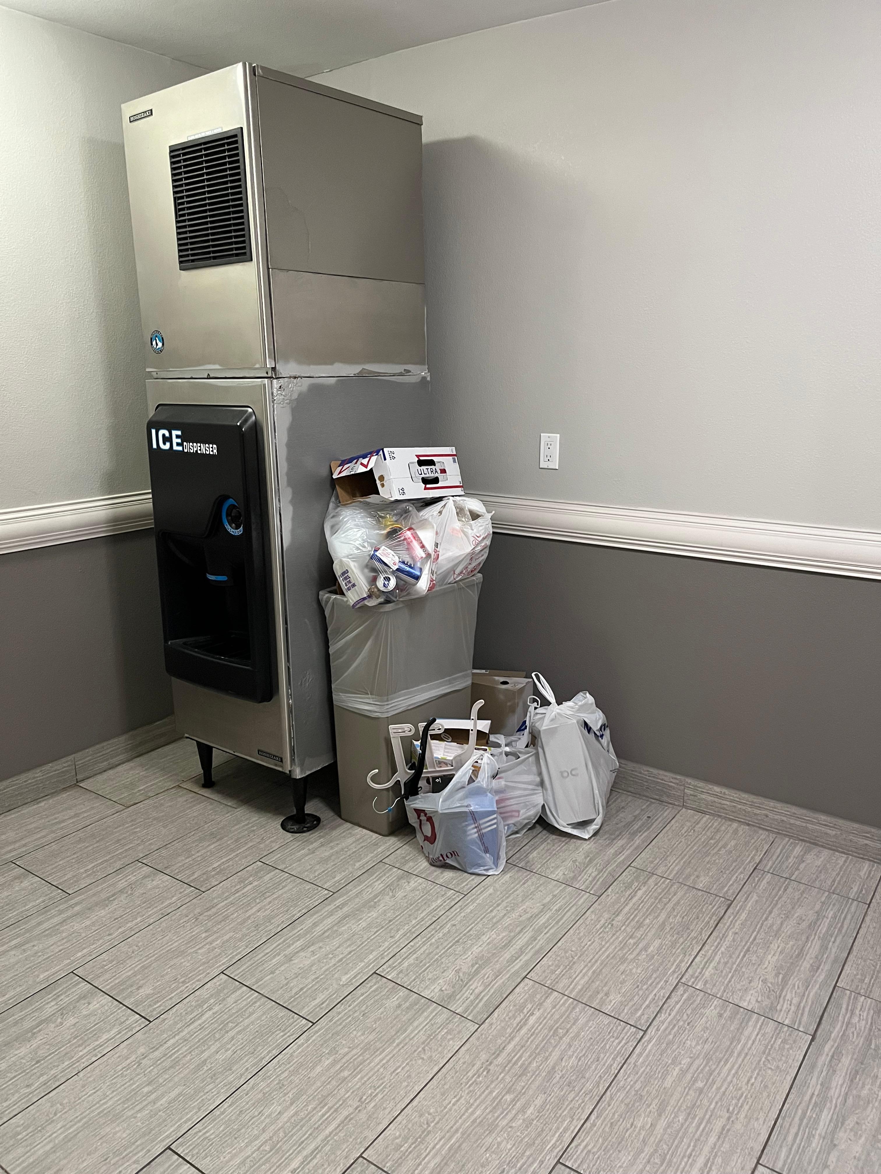 Duro 3 días la basura a un lado de la máquina de hielos