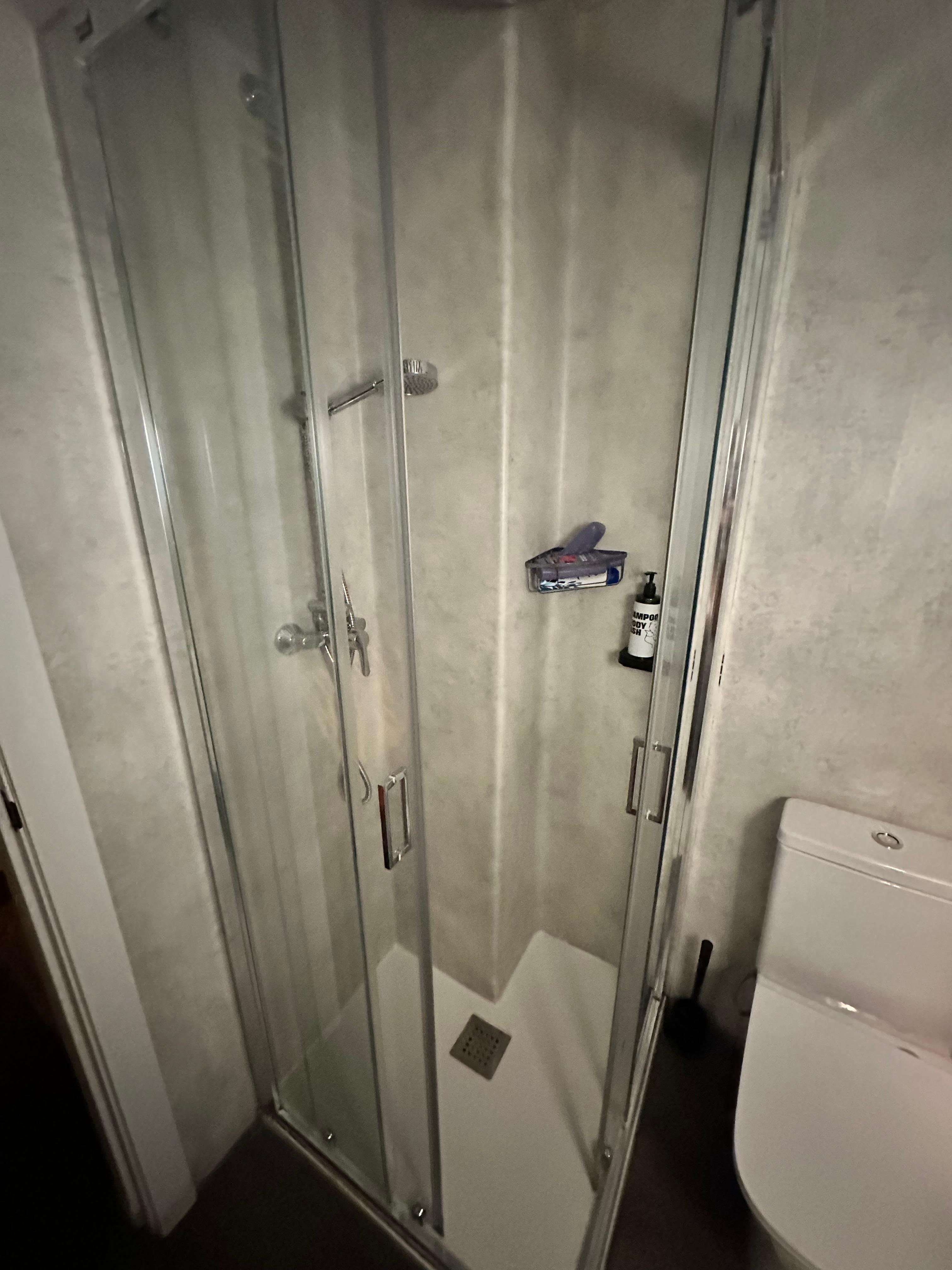 De douche, waar je niet kon bewegen