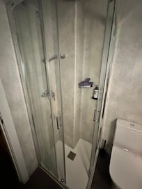 De douche, waar je niet kon bewegen