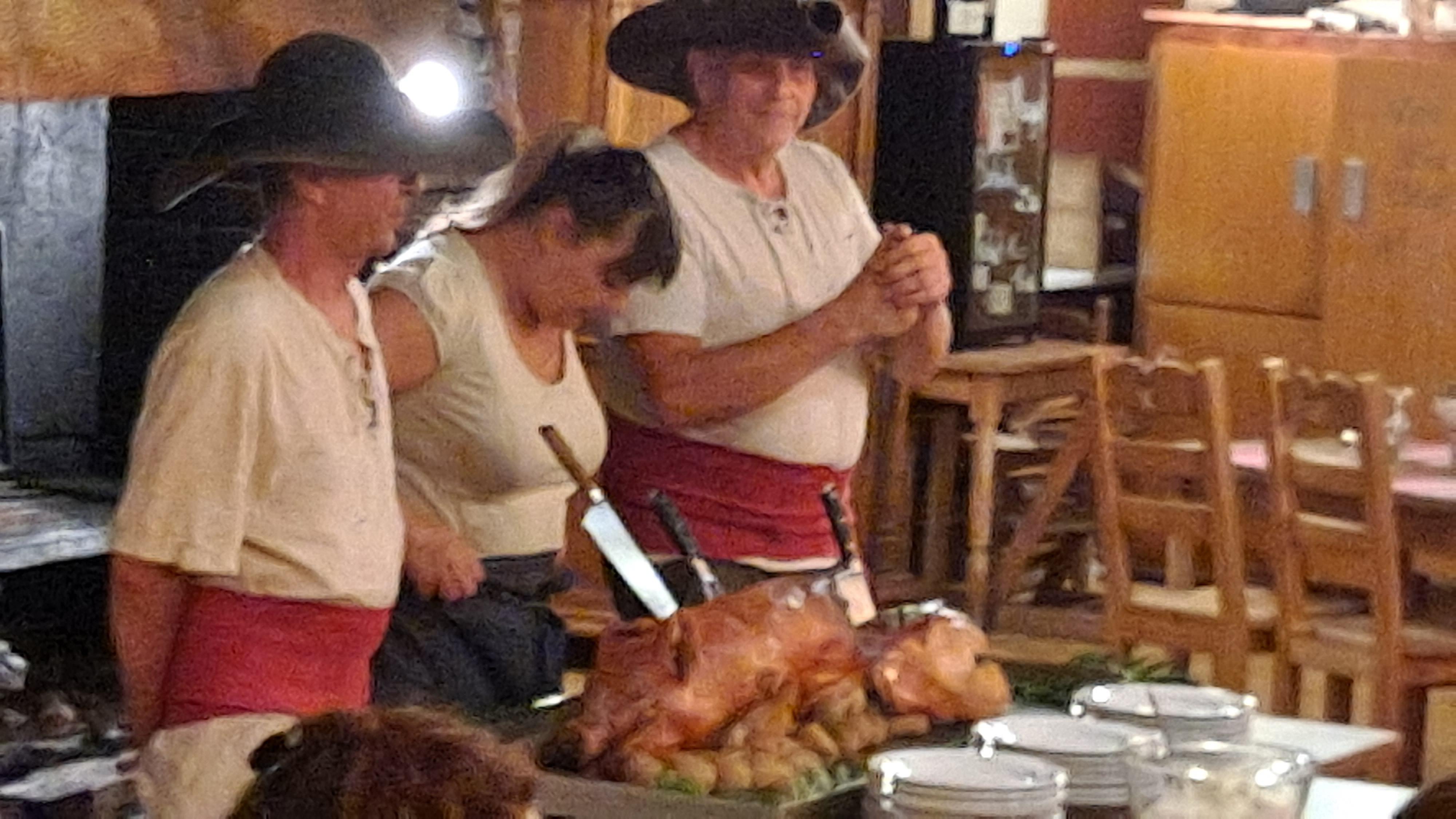 Cochon de lait avec spectacle les vendredis en juillet et mardi en août très sympa 