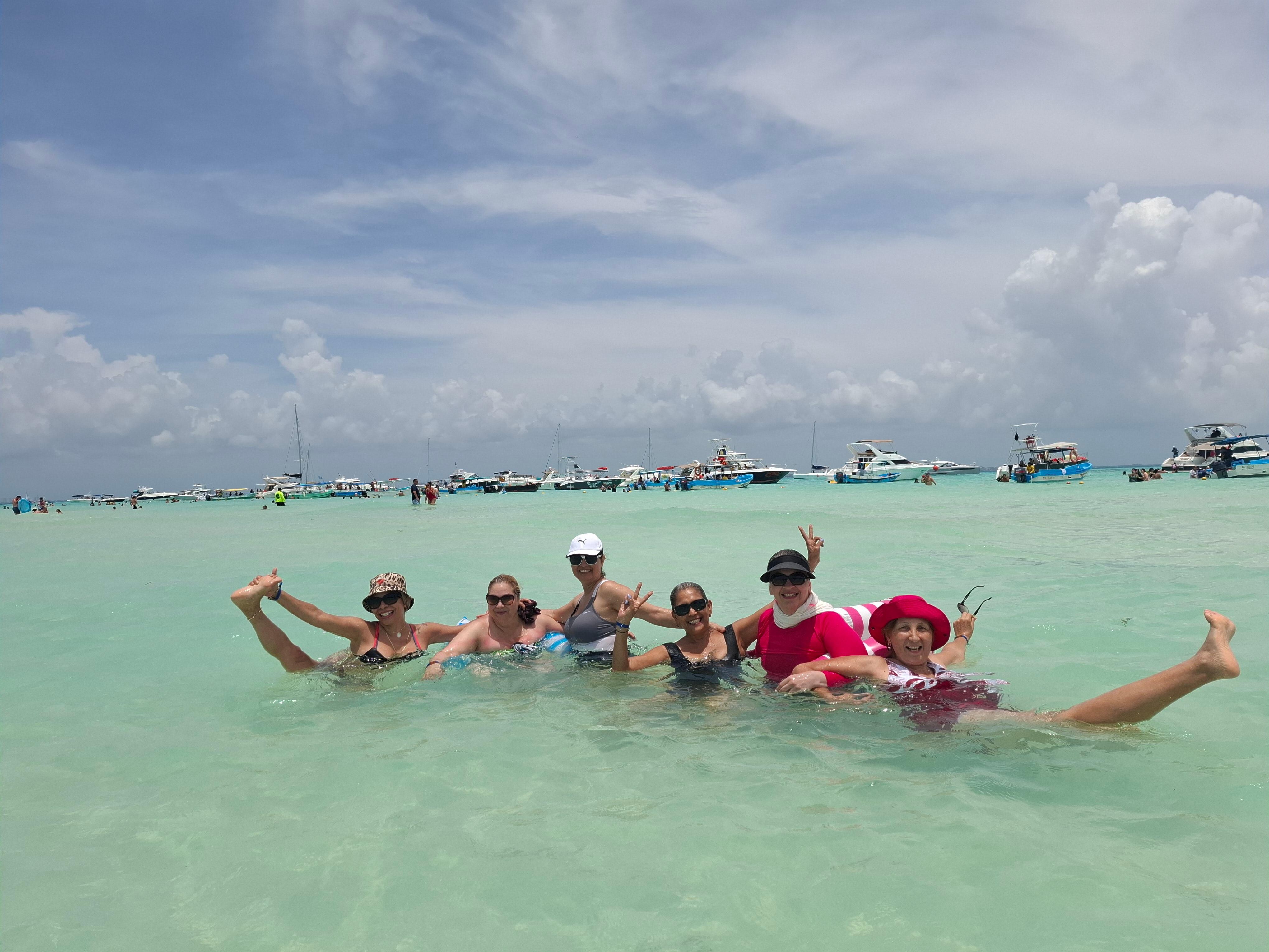 Playa Isla Mujeres,   muy segura,  arena fina y suave,  ideal para niños y toda la Familia 