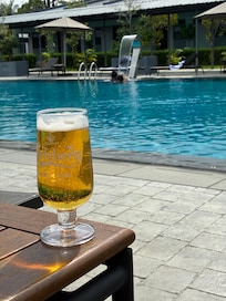 昼のプールサイド