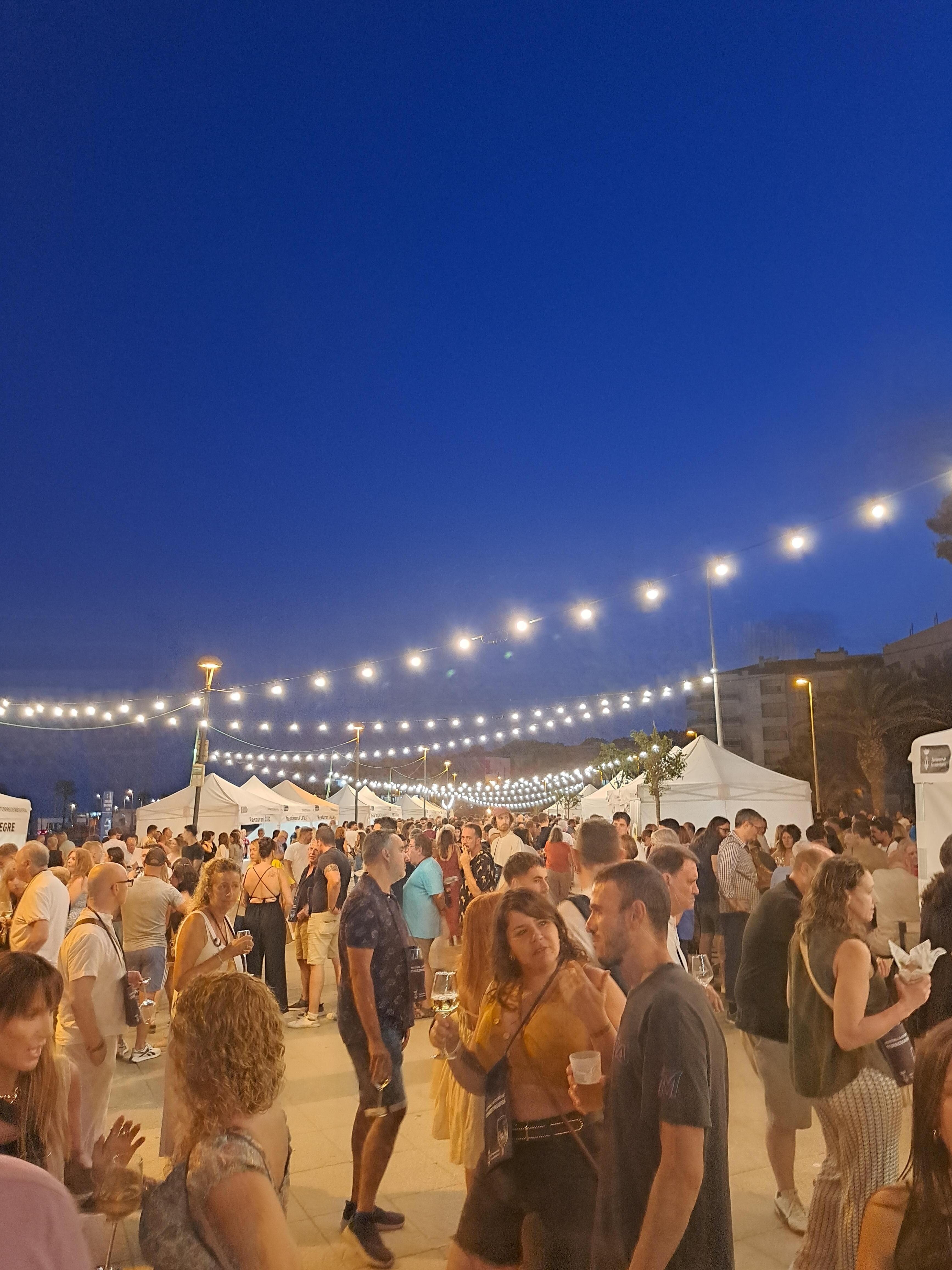 Foodfestival op de boulevard van Torredembarra.