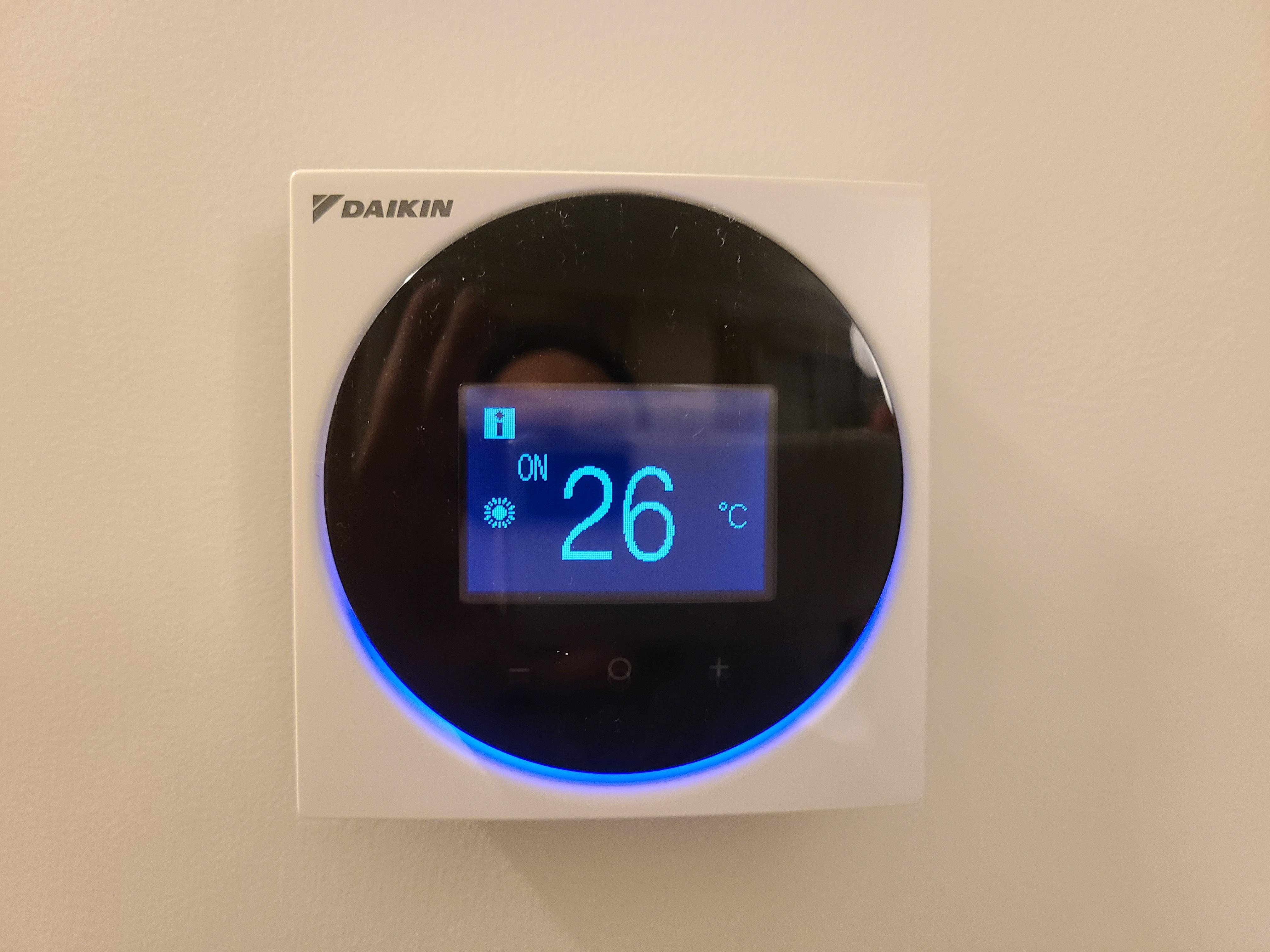 위쪽에 작은 버튼이 온,오프 기능임