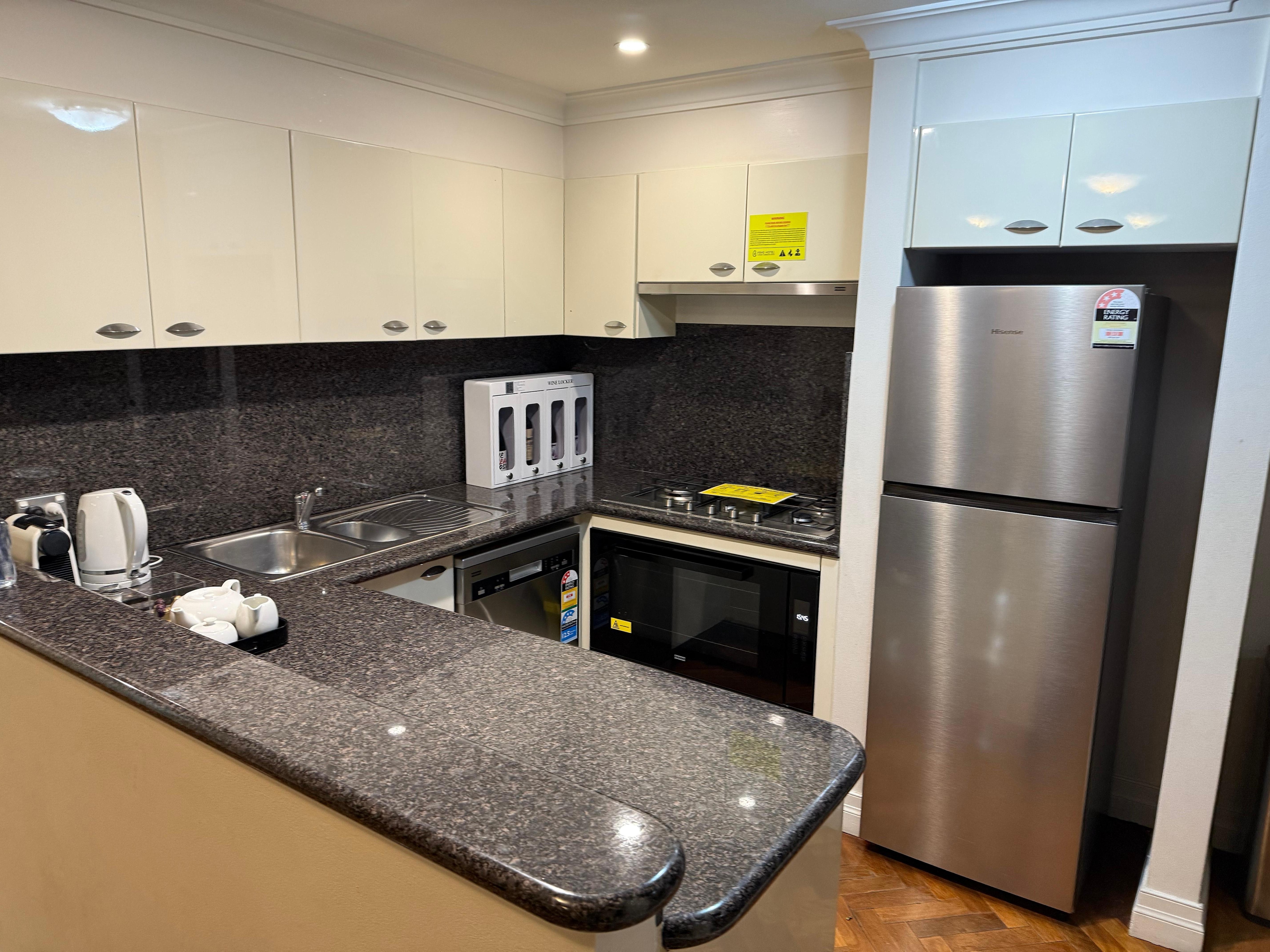 キッチン。オーブン、電子レンジ、食器完備