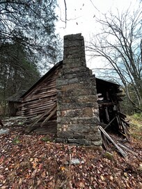 Abandoned old wooden home…it was kinda cool & creepy at the same time, lol