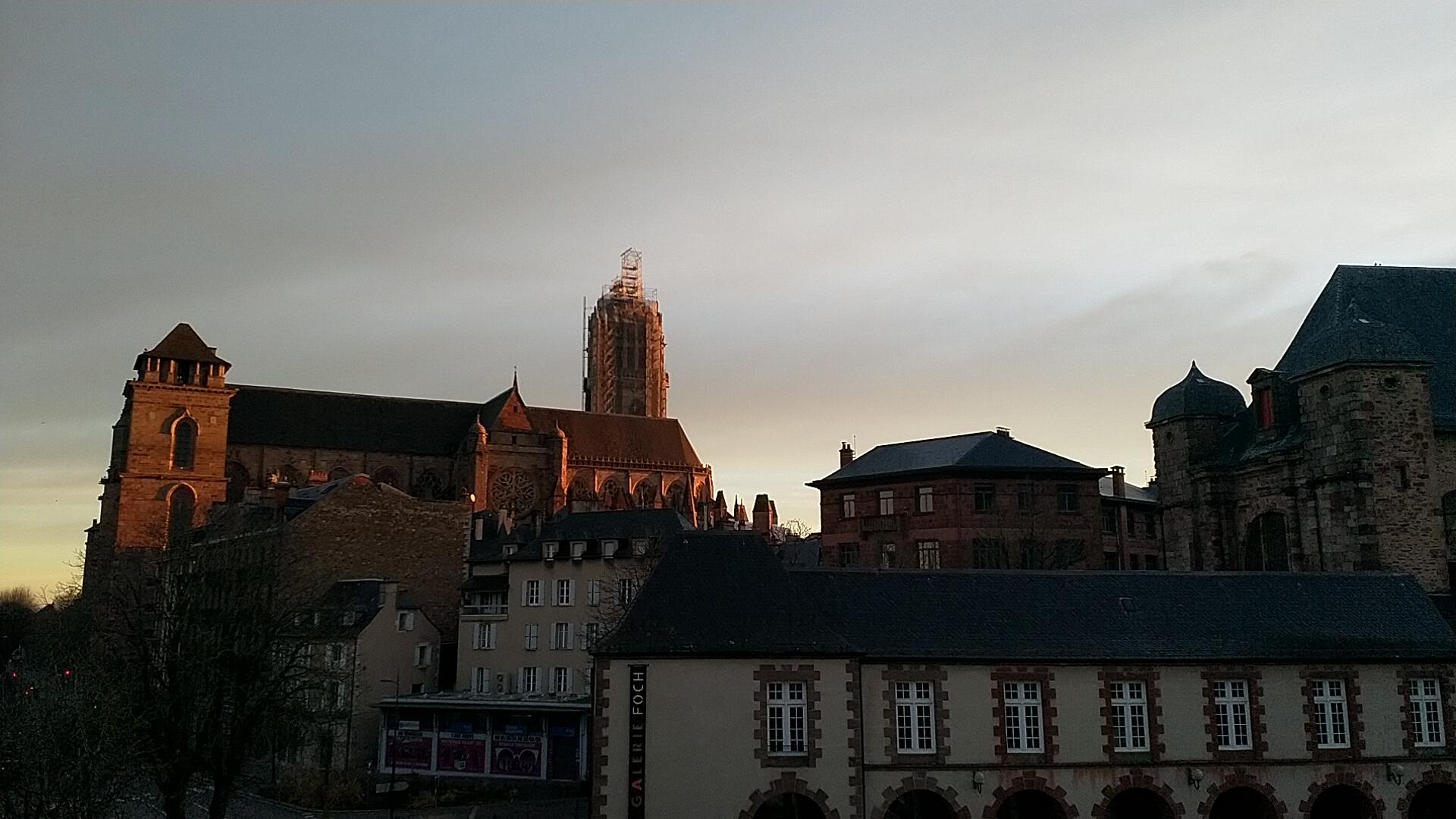 Une vue magnifique sur la cathédrale malheureusement emmaillotée par les échafaudages et les beaux bâtiments en Pierrre rouge.