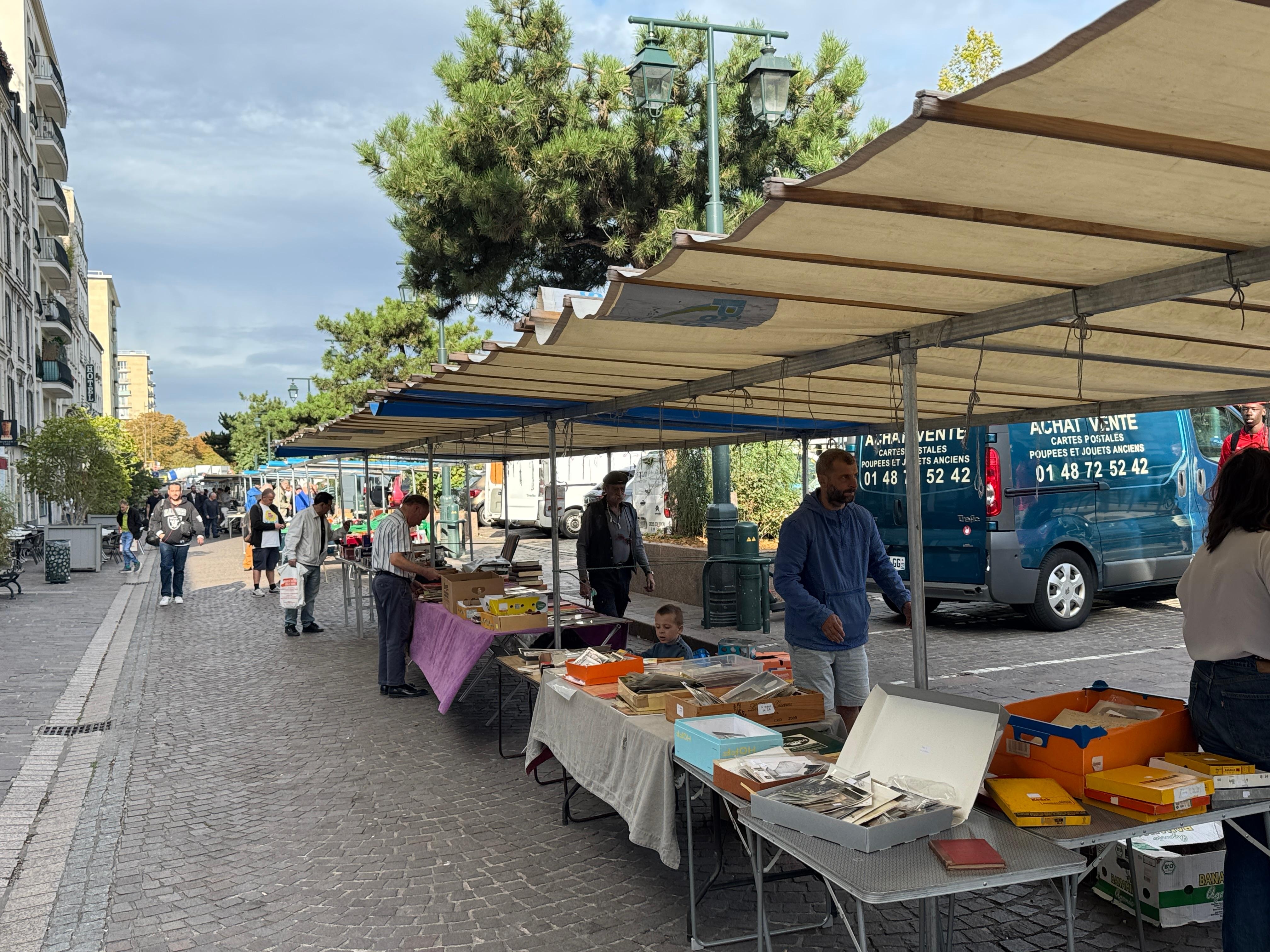 Belle surprise, avec un marché aux puces au pied de l’hôtel