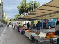 Belle surprise, avec un marché aux puces au pied de l’hôtel