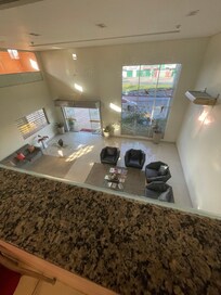 Foto da recepção tirada do mezanino do café da manhã