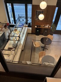 朝食会場のカフェ