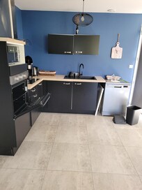 die sehr einfache, KĂŒche ,in der es keine noch so einfache Beleuchtung an der ArbeitsflĂ€che gibt.
Kochen ist riskant...