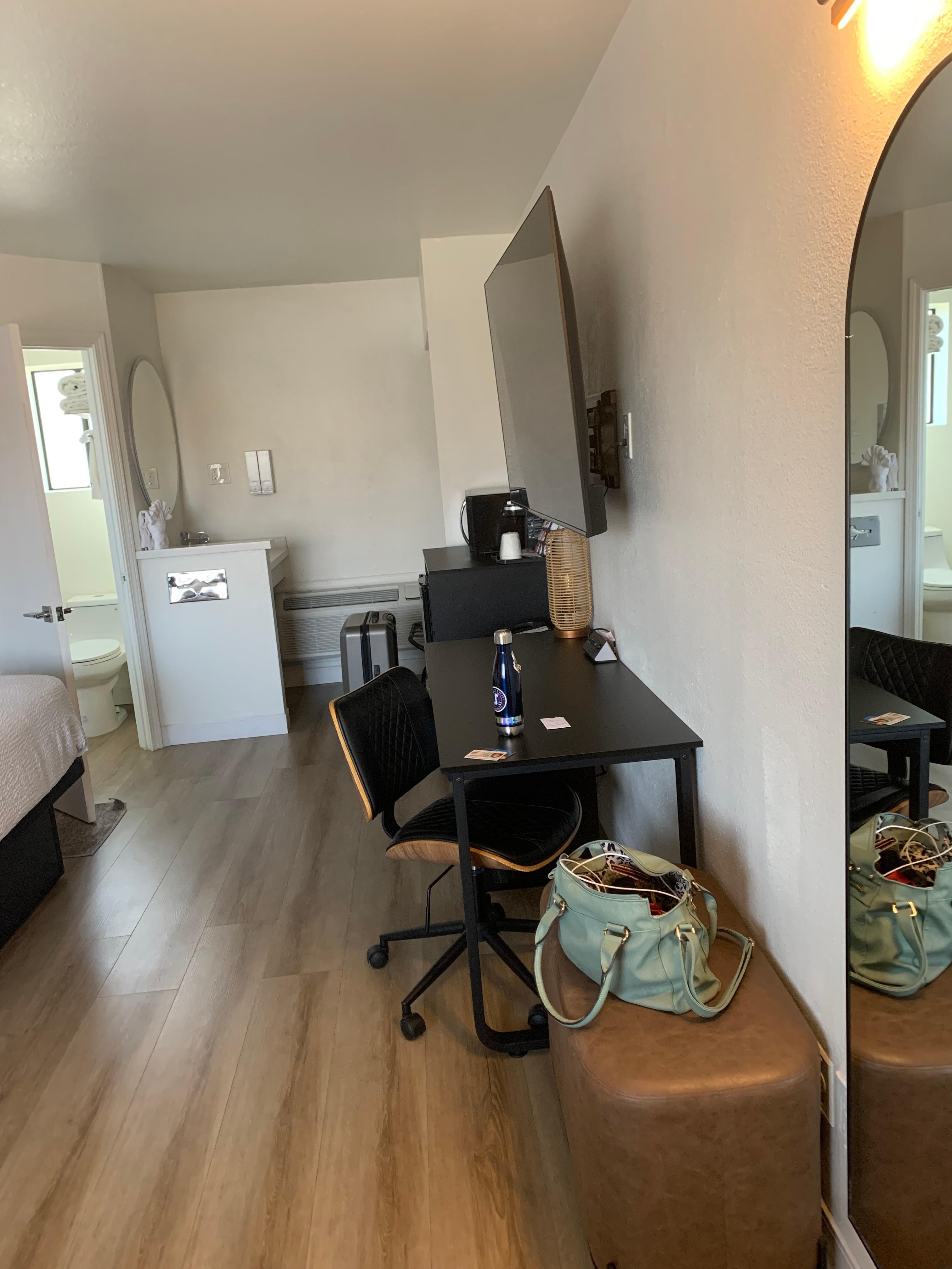 Overall view of the room from the entrance 