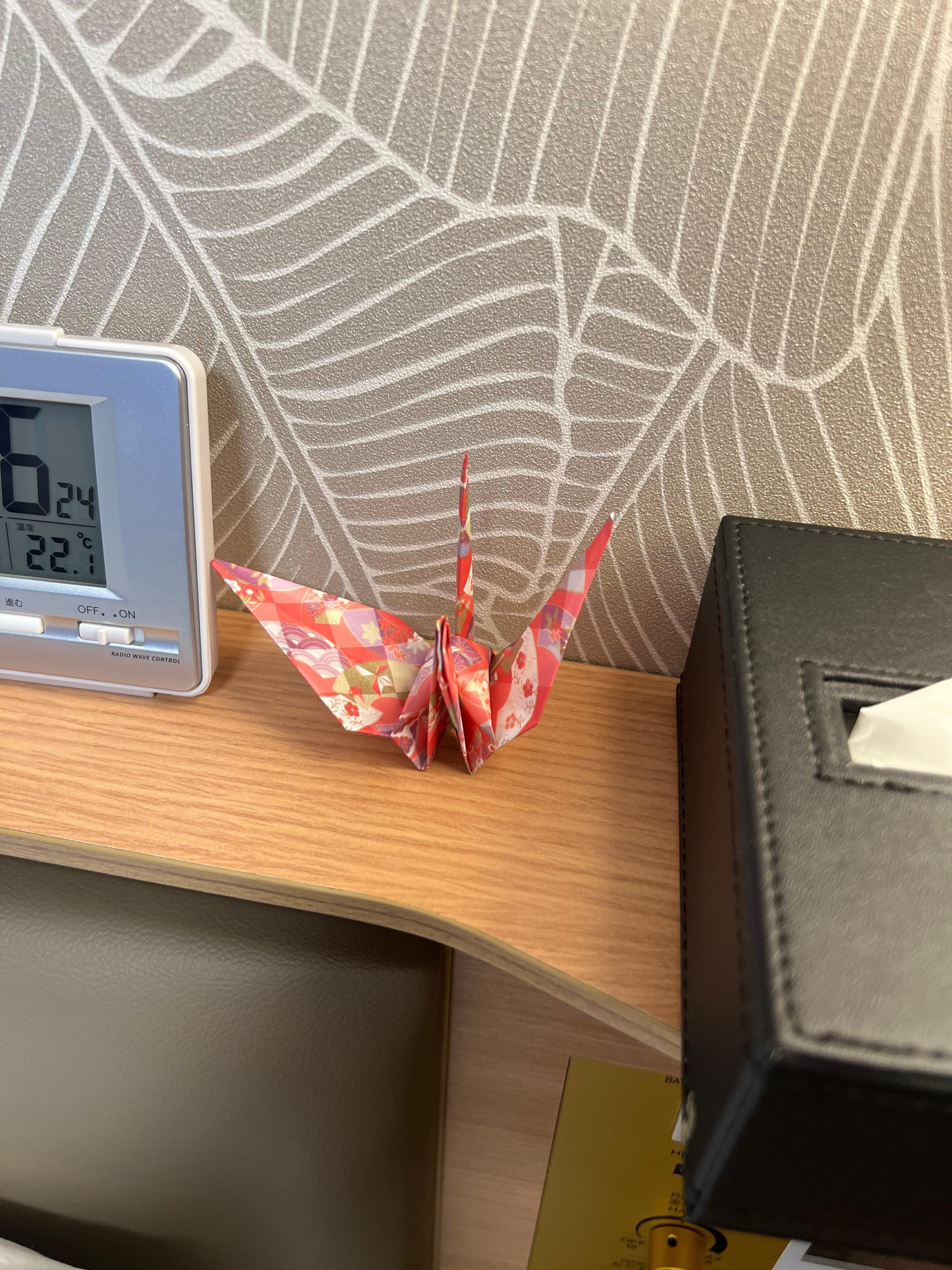 房間內有一隻紙鶴