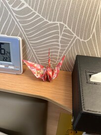 房間內有一隻紙鶴