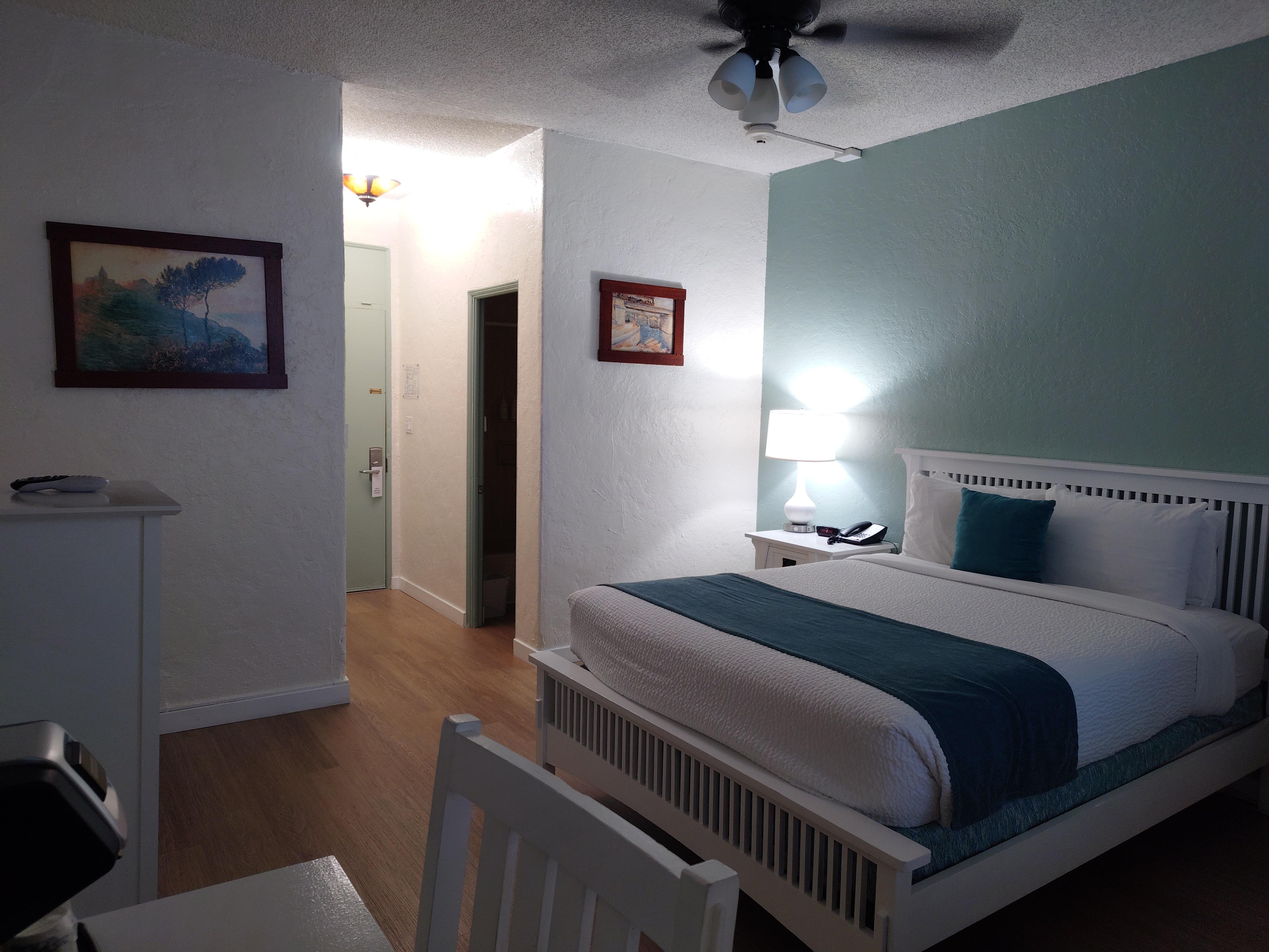 部屋は広くて最高！空調は天井のシーリングファンがあったので、エアコンなくても何とかなった。部屋の天井、壁が薄いため足音や会話が聞こえるので寝ているとその音で目が覚める。