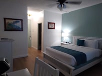 部屋は広くて最高!空調は天井のシーリングファンがあったので、エアコンなくても何とかなった。部屋の天井、壁が薄いため足音や会話が聞こえるので寝ているとその音で目が覚める。