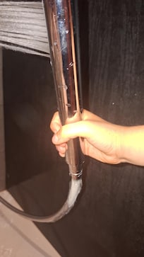 Manguera ducha rajada. Se sale el agua.