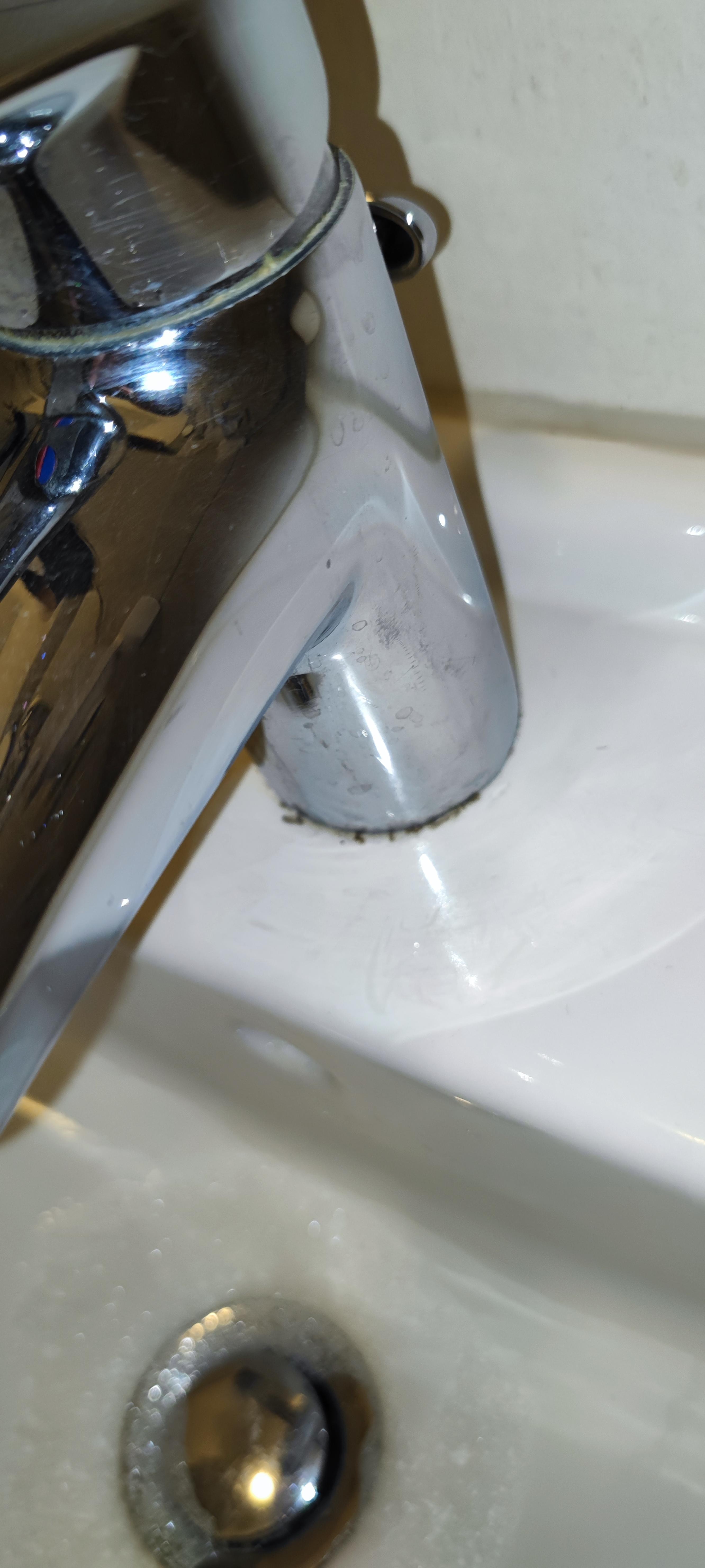 Starke Kalkablagerungen, Schimmel und Wasserflecken