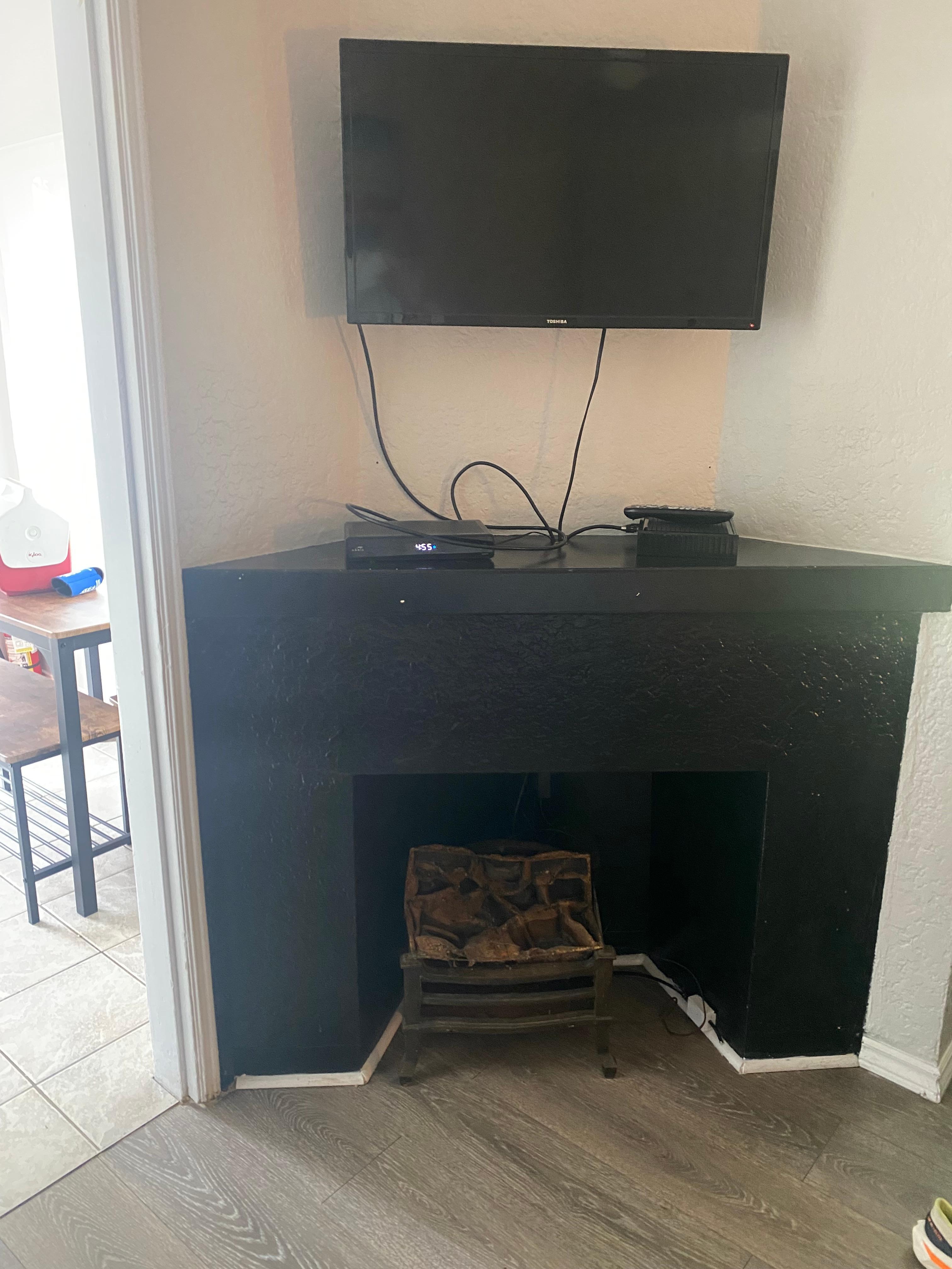 Cute fireplace but it didn’t work. Also the window in the kitchenette has sheer curtains so it was very light even at night with Christmas lights around the outside of the building.