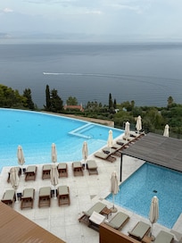 Infinity pool
