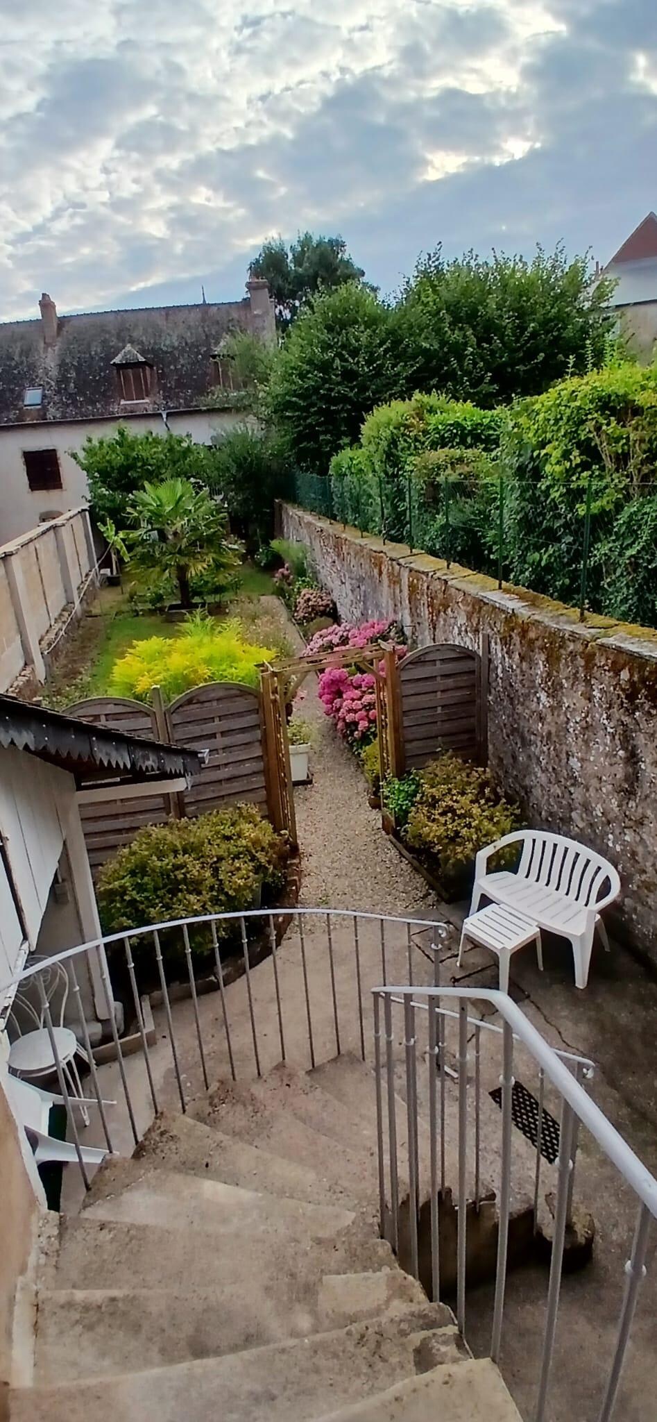 Blick aus der Wohnung in den Garten