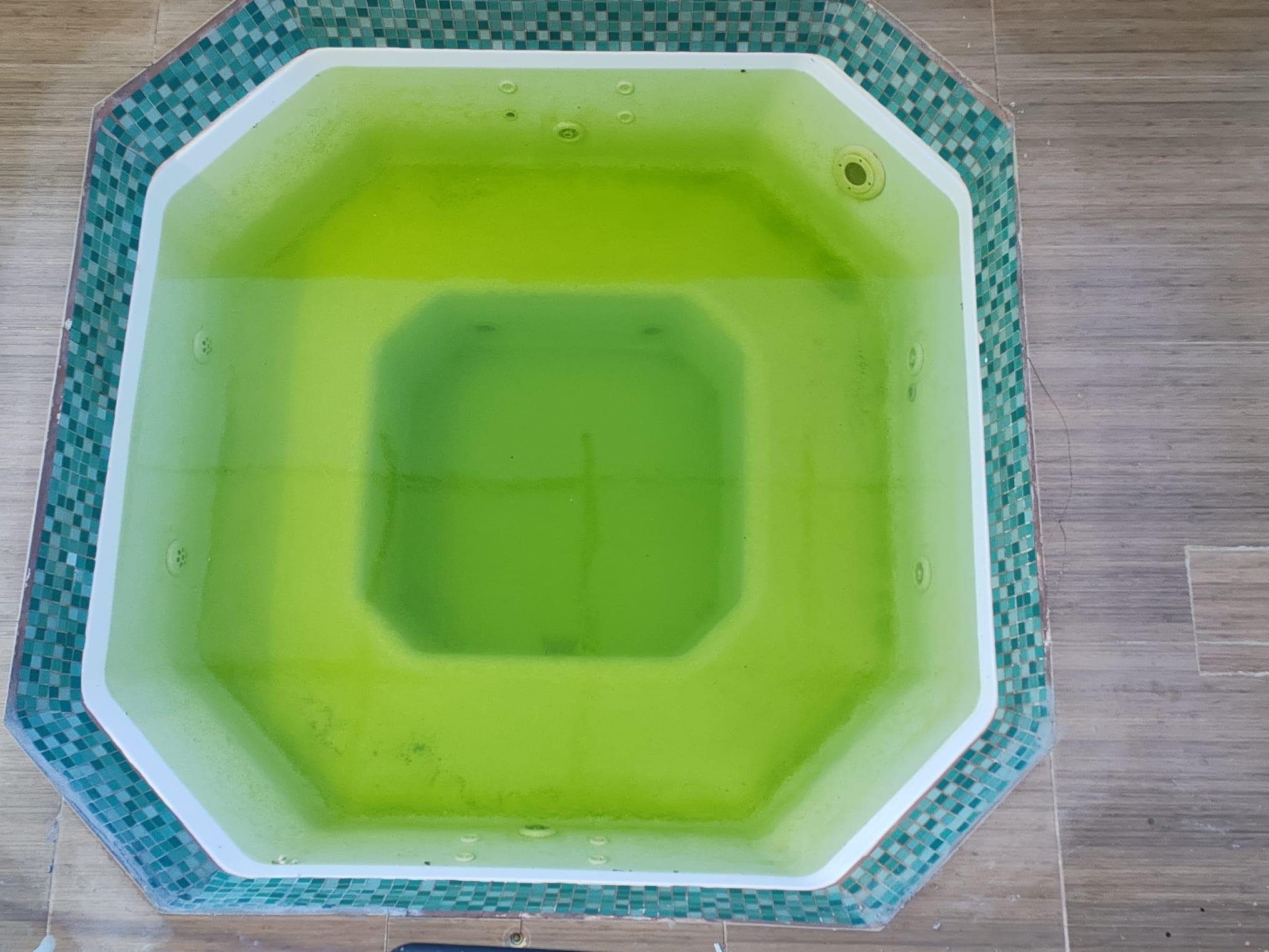 Jacuzzi avec eau pourri en 2 jours (sans utilisation à cause du carrelage qui se décollait) 