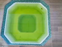Jacuzzi avec eau pourri en 2 jours (sans utilisation à cause du carrelage qui se décollait)