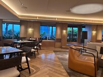 外にテラスもあるVIPラウンジ