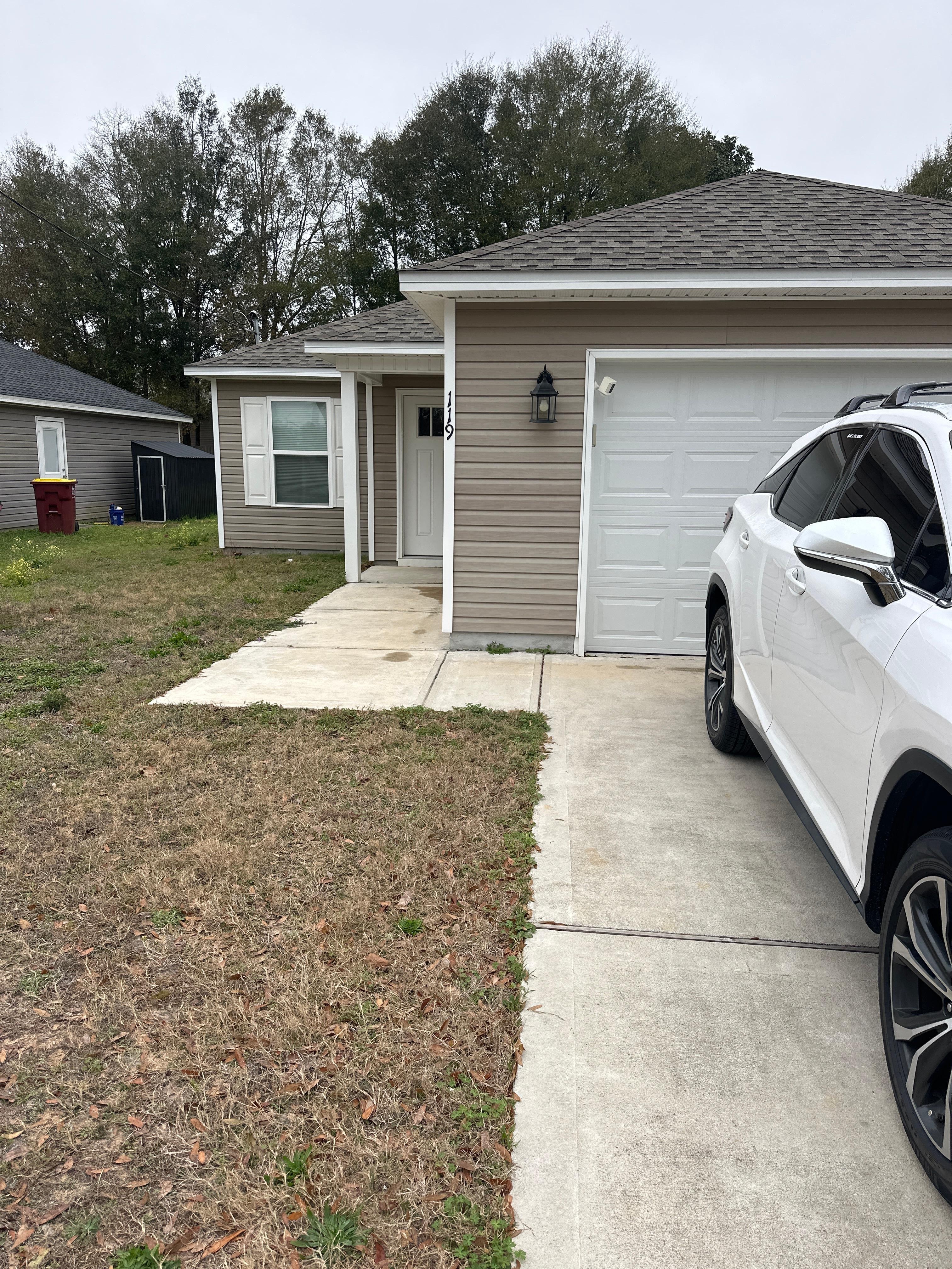 Cutest little house absolutely beautiful inside! Great neighborhood walk to several restaurants!