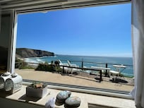 Blick aus dem Wohnbereich bei geöffnetem Panoramafenster