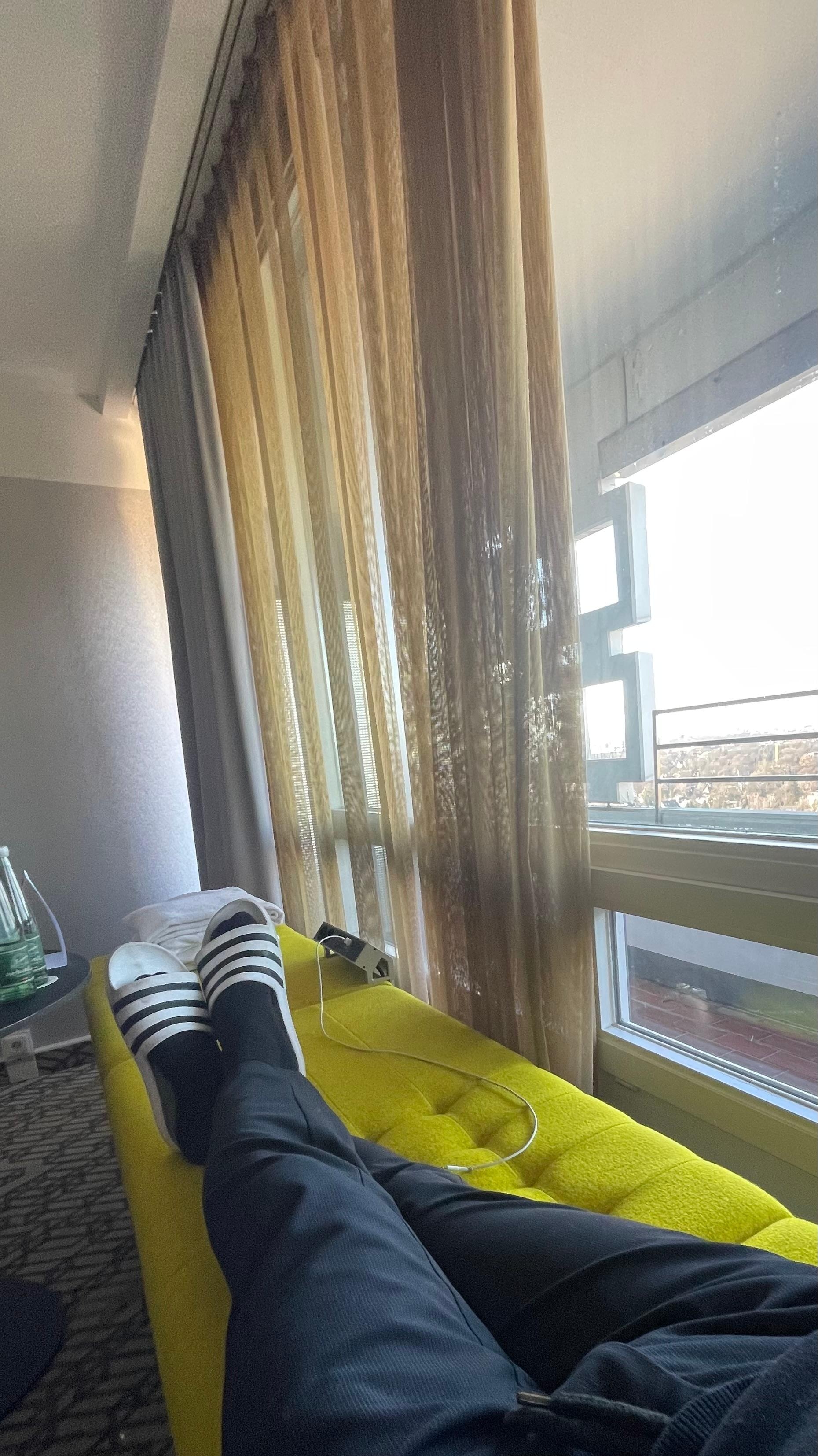 Am Fenster liegen mit stadtblick 