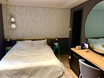 Excellent lighting options for reading and general room.