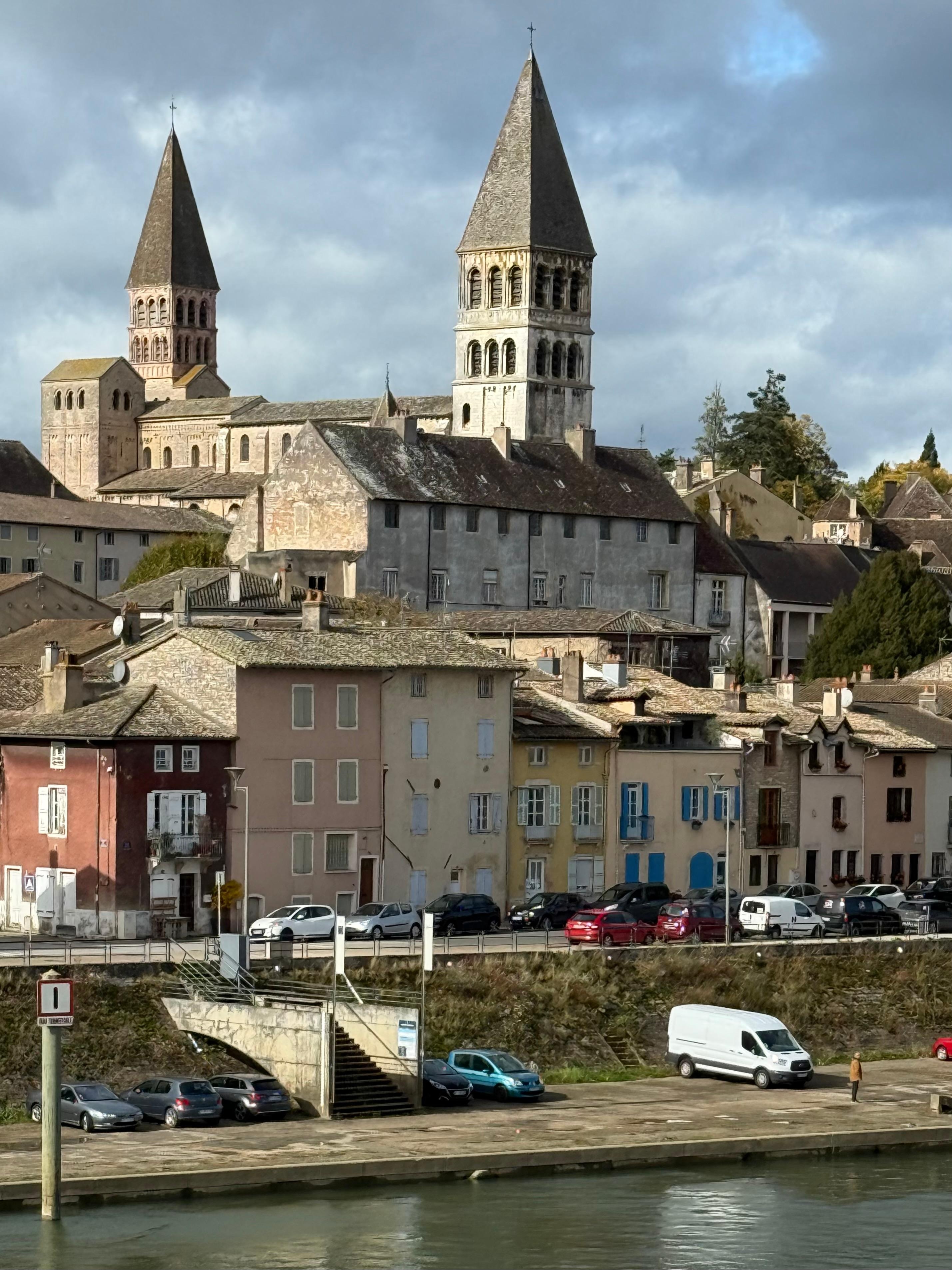 Voici la basilique de Tournus 