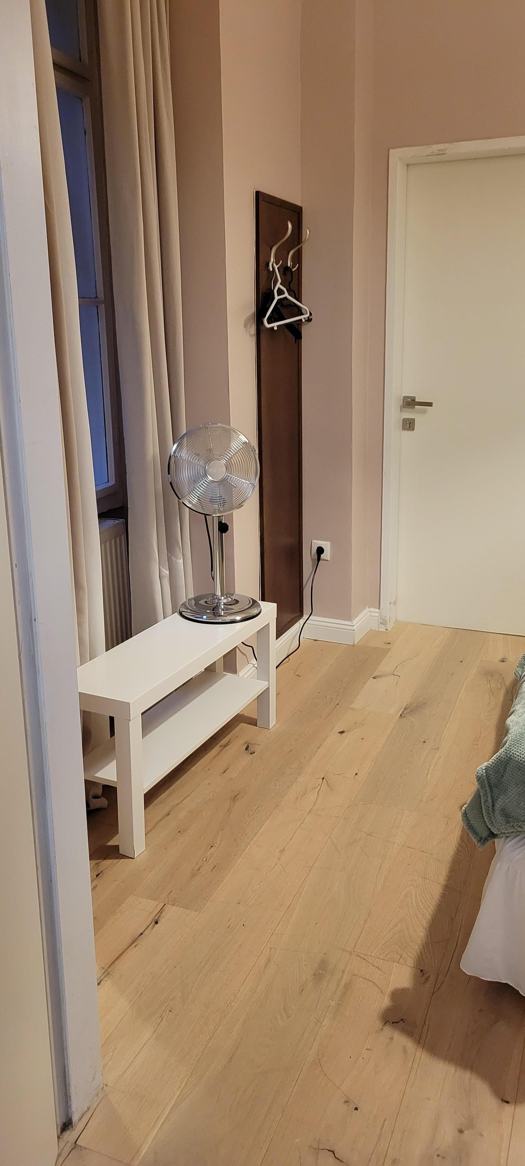 One fan for 1 rooms & no air conditioning