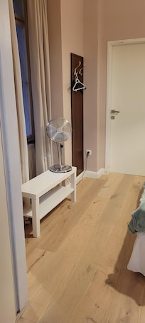 One fan for 1 rooms & no air conditioning