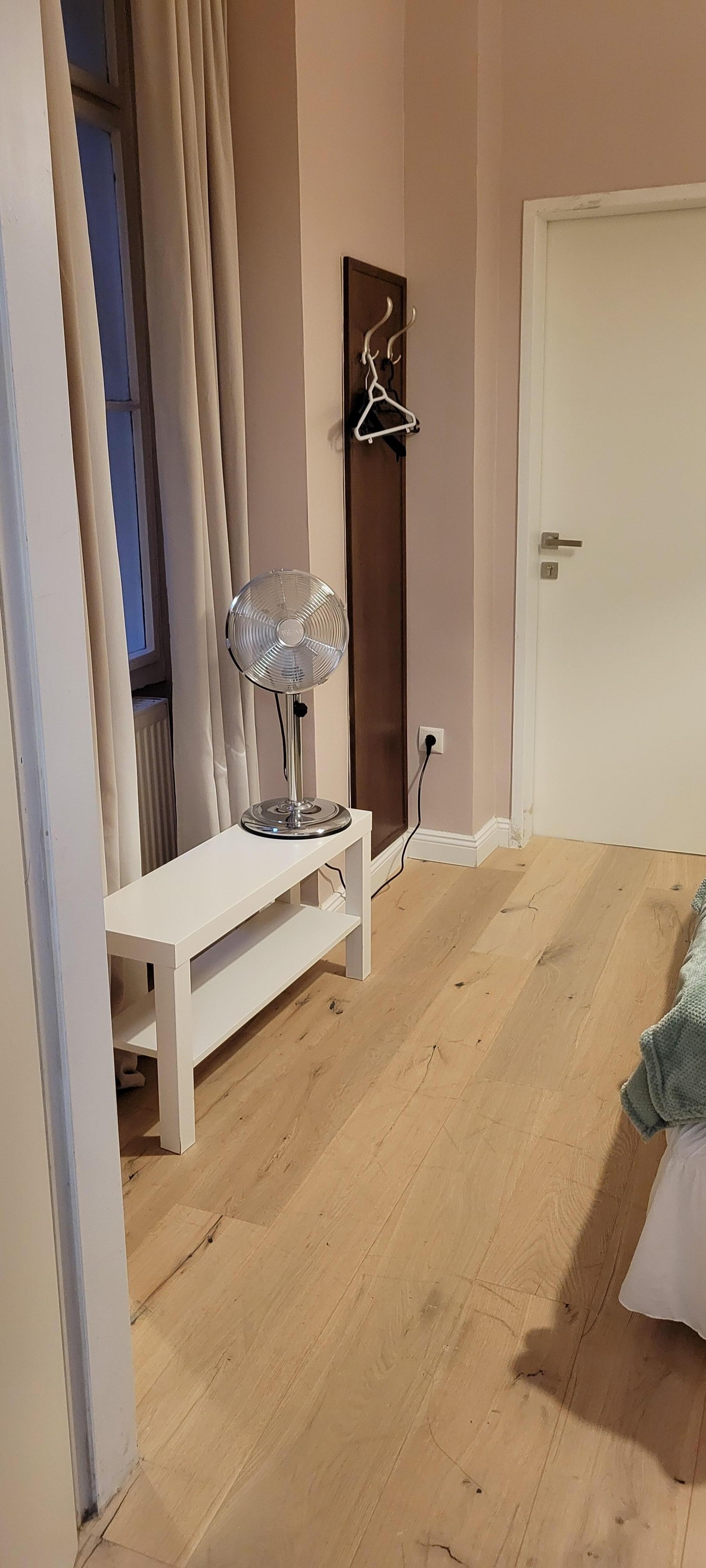 One fan for 1 rooms & no air conditioning 